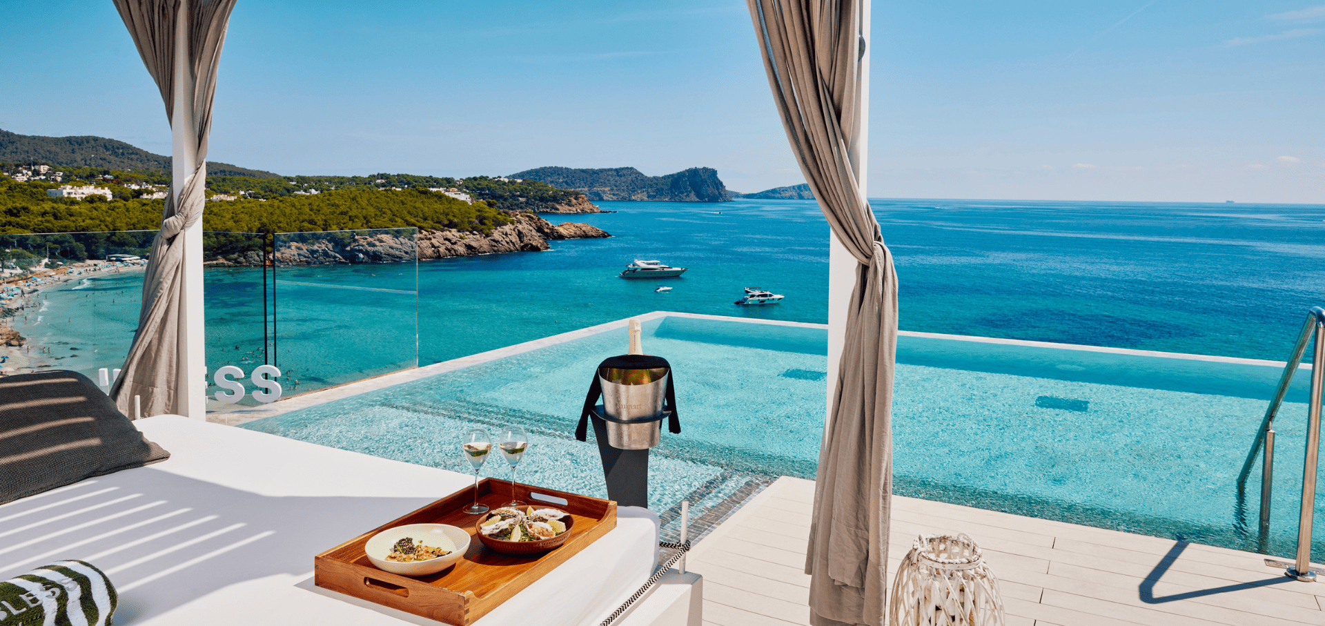 Experiencia en hotel de lujo en Ibiza con piscina infinita y vistas al mar