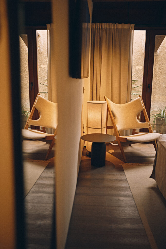 Habitación del Nobis Hotel Palma con diseño contemporáneo, vigas de madera y atmósfera cálida