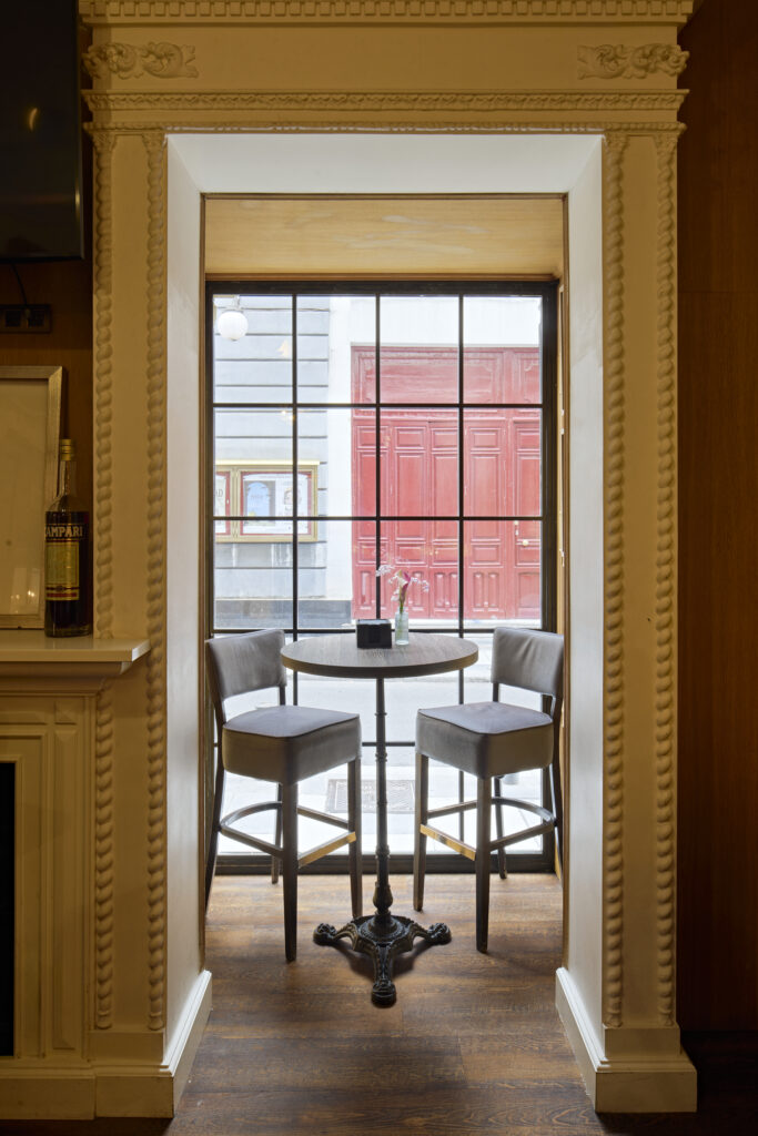 Mesa junto a ventana en el restaurante del Only YOU Boutique Hotel Madrid