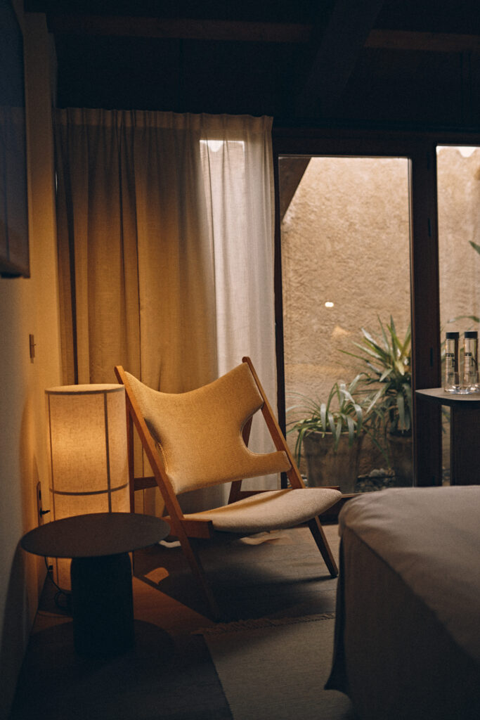 Detalle de interiorismo en habitación del Nobis Hotel Palma con iluminación cálida y materiales naturales