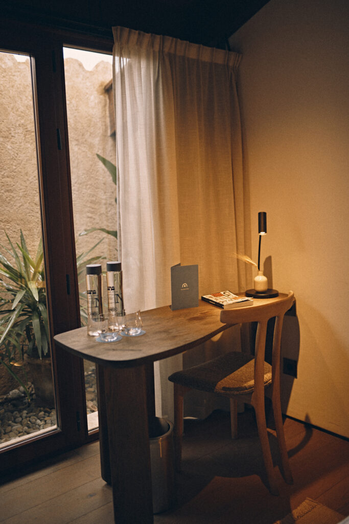 Espacio interior de habitación en Nobis Hotel Palma con mesa de trabajo y diseño minimalista