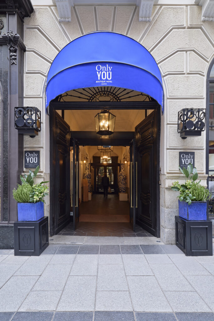 Entrada del Only YOU Boutique Hotel Madrid con toldo azul