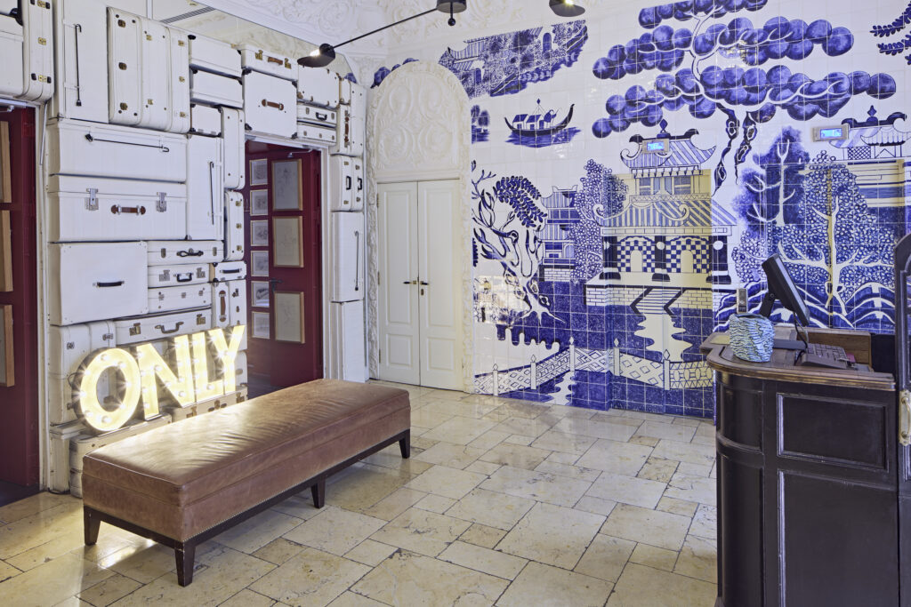 Fotografía del lobby del Only YOU Boutique Hotel Madrid con mural cerámico