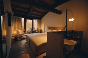 Habitación del Nobis Hotel Palma con diseño contemporáneo y arquitectura histórica