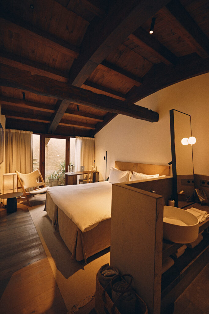 Habitación del Nobis Hotel Palma con arquitectura histórica y diseño contemporáneo