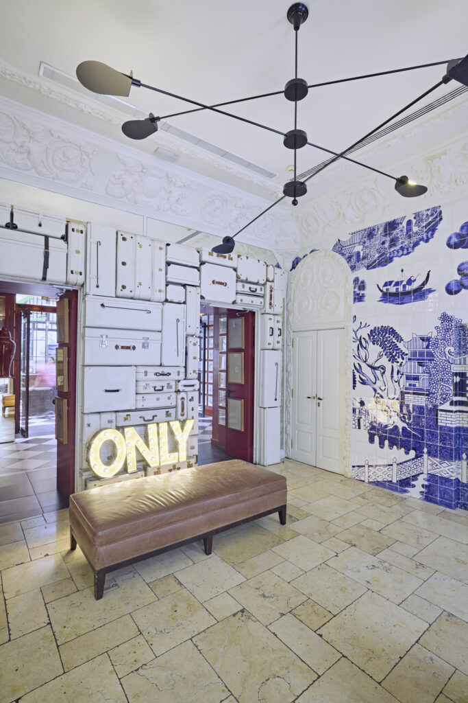 Interior del lobby del Only YOU Boutique Hotel Madrid con instalación decorativa de maletas