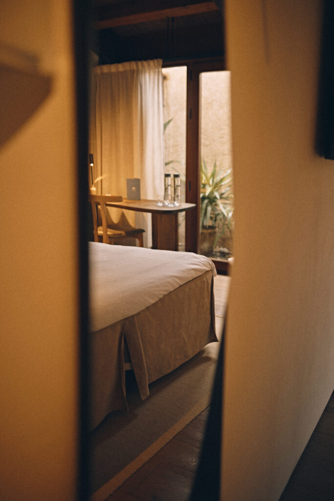 Arquitectura interior del Nobis Hotel Palma con diseño contemporáneo y materiales naturales